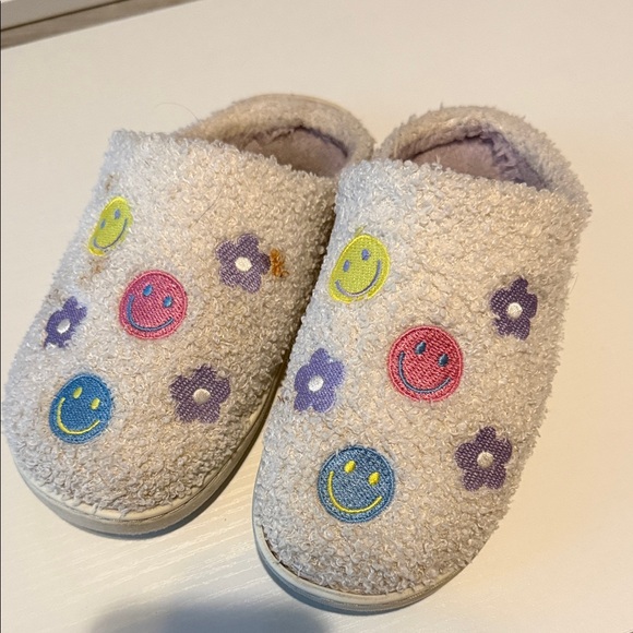 Women’s Well Worn Well loved Slippers Dirty Size 7-8 - Picture 2 of 5